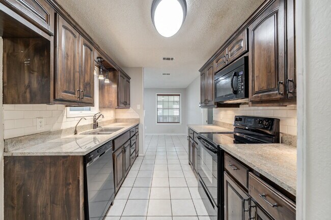 Building Photo - Spacious 3 bed 2 bath with Large Bonus Room!!
