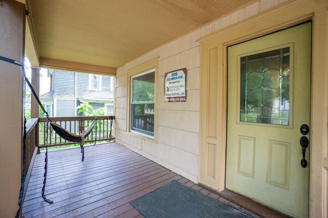 Building Photo - Bright, Open , First Floor Flat With Front...
