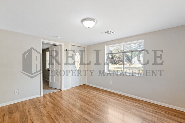 Building Photo - 617 N Clara St