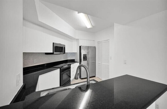 Building Photo - 16699 Collins Ave