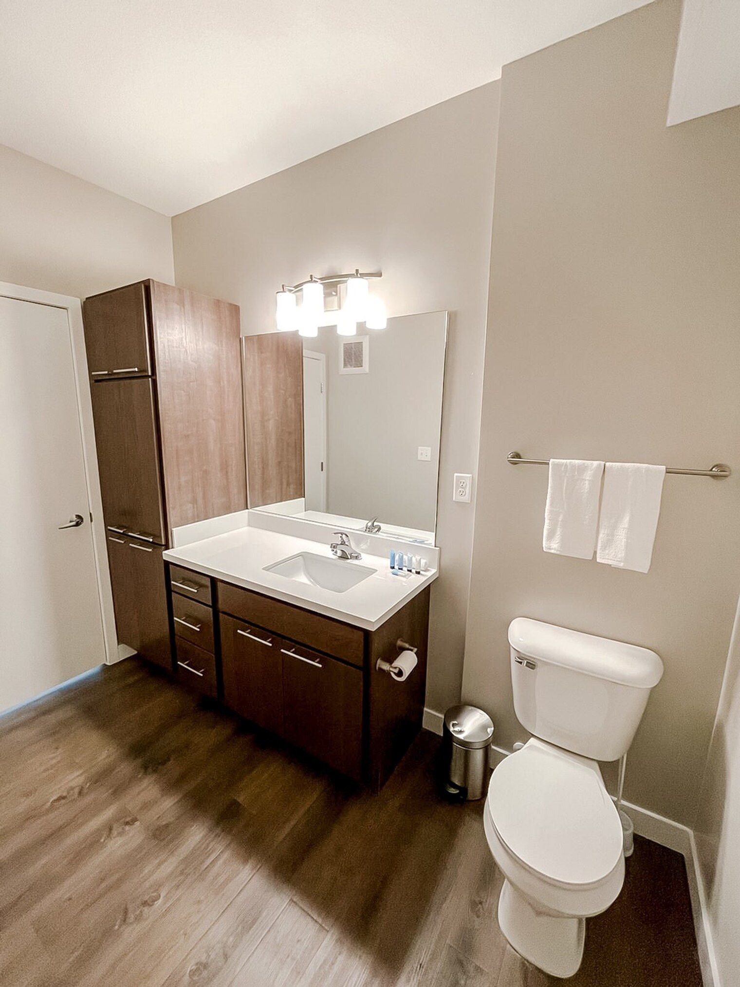 Building Photo - 1400 E Walnut St