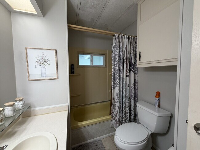 Building Photo - "Charming 2-Bed, 2-Bath Mobile Home Retreat in Harbor Cove!"