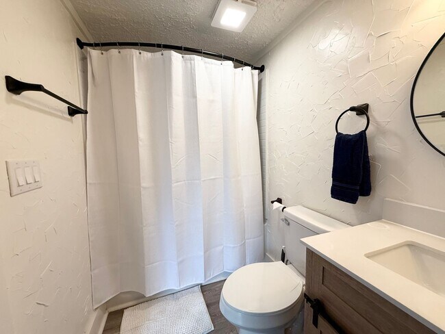 Building Photo - Furnished 1BR Studio w/ Fireplace & Deck – Prime Location!