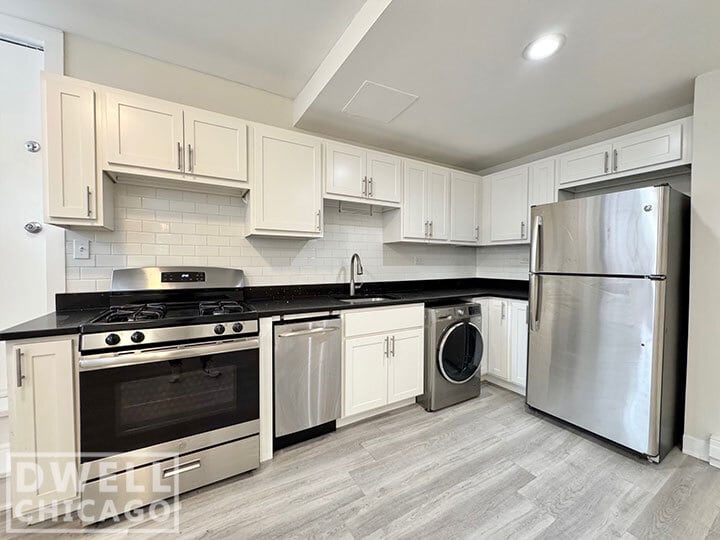 Building Photo - 727 W Roscoe St