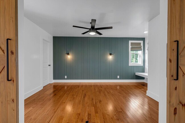 Building Photo - Great price for a huge house! CHARMING Sylvan Heights home 4 Bed 4 Bath. Beautiful private backya...