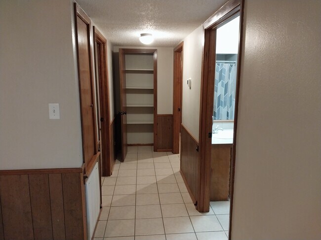 Building Photo - 608 Mayflower Ln