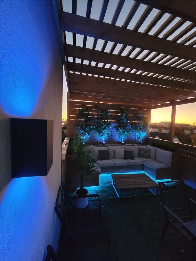 Building Photo - 3218 Crawford St