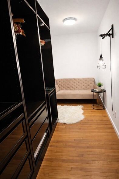 Building Photo - 240 Heath St