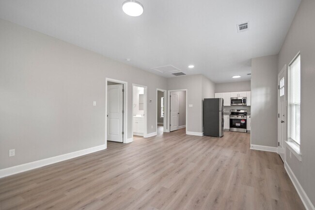 Building Photo - 5703 Valley Dr