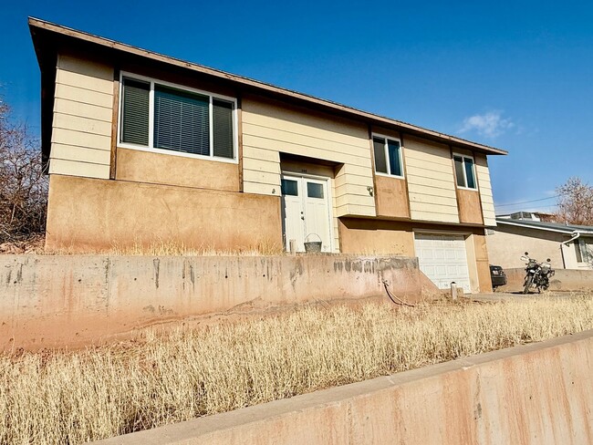 Building Photo - Updated Three Bedroom Home in Washington w...