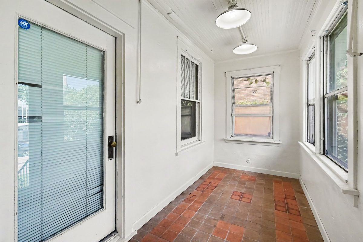 Building Photo - 2038 McLaran Ave