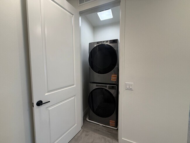 Building Photo - Two-bedroom, two-and-a-half-bath tri-level townhouse located in Arcadia, CA