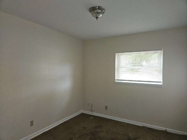 Building Photo - "Charming 4-Bed Home with Spacious Layout