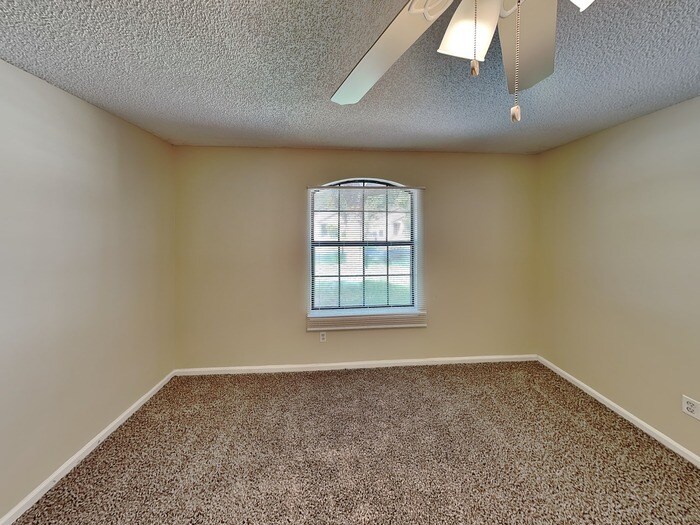 Building Photo - 1883 MacKenzie Ct S
