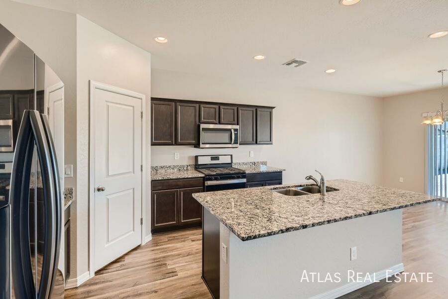 Building Photo - 4518 W Saddlebush Way