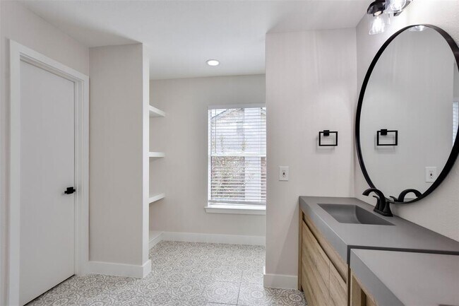 Building Photo - 10903 Claywood Dr