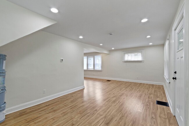 Building Photo - 1537 E Legrande Ave