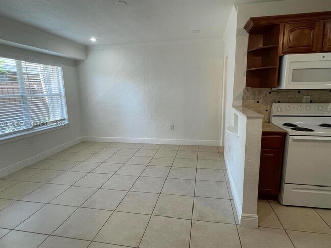 Building Photo - 1021 N Victoria Park Rd