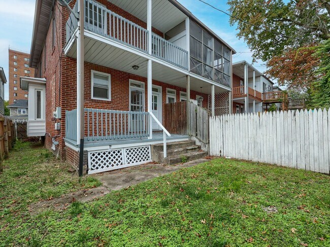 Building Photo - Large 3 Bedroom on 2nd St