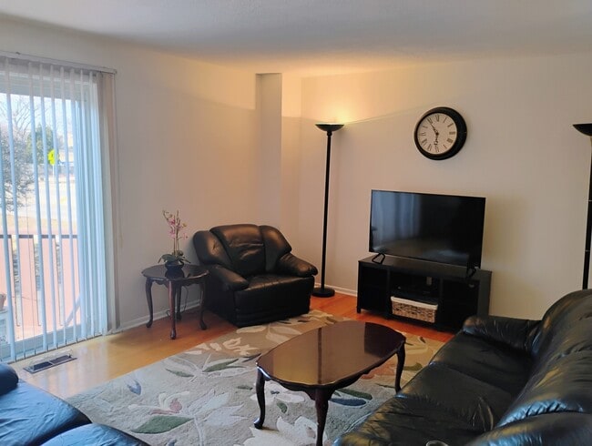 Building Photo - 553 W Park Ave