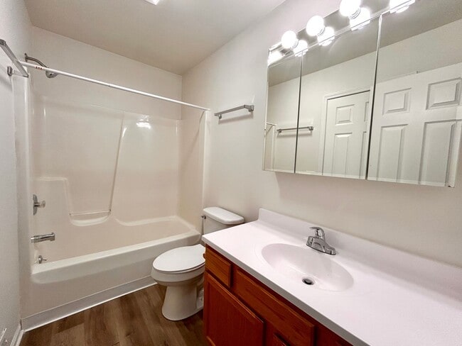 Building Photo - Four Bedroom Duplex in Cascade