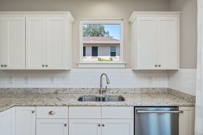 Building Photo - Modern 4-Bedroom Home with Designer Touches in the Heart of Niceville