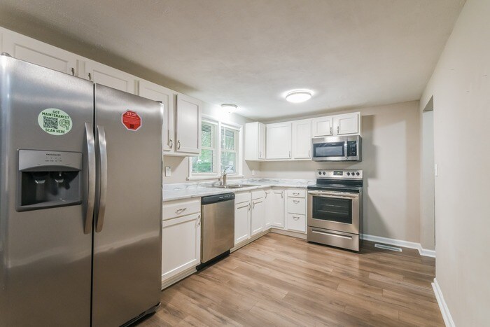 Building Photo - 120 E 75th St