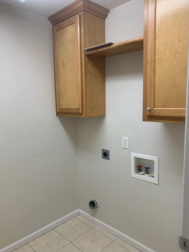 Building Photo - 4bd/2ba located in the Highlands Subdivision right off of Bemiss.