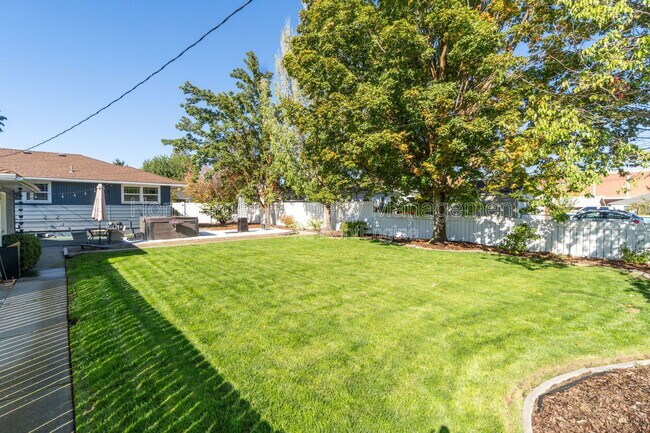 Building Photo - 4206 N Oak St