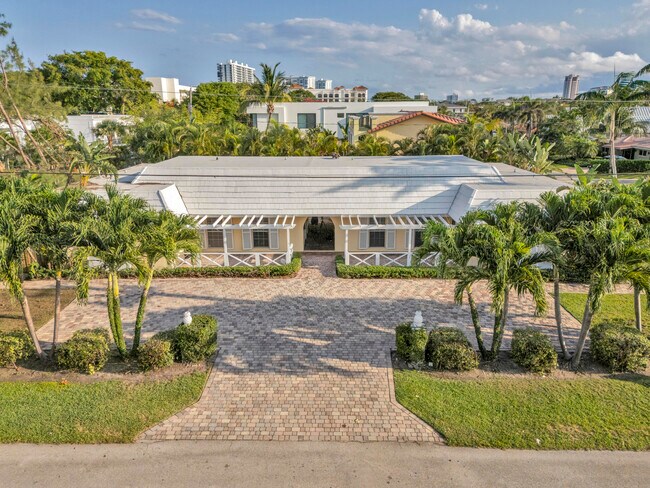 Building Photo - 900 NE 4th St