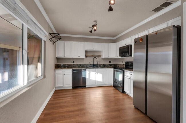 Building Photo - 2008 Franklin Ave