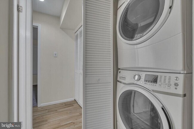 Building Photo - 41 Summit Ct