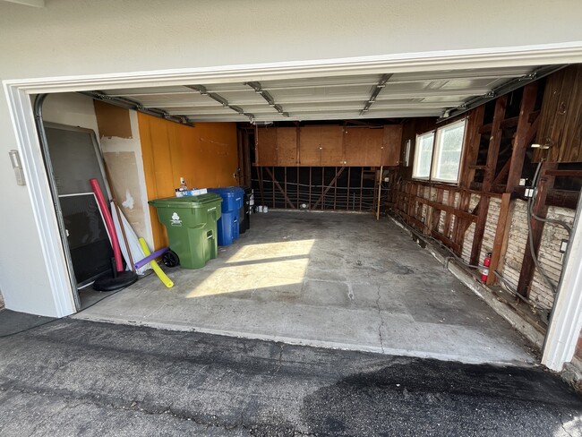 Garage with storage - 13411 Erwin Street