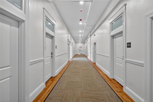 Building Photo - 1624 Lonsdale Ave