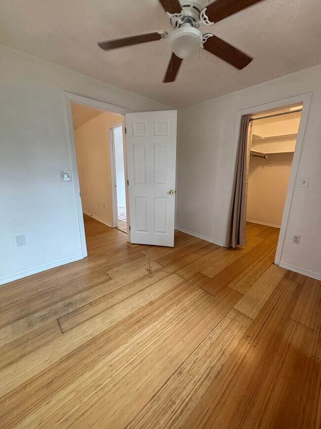 Building Photo - Move in Special half off first months rent - 3 bedroom 1 bath home in Sarasota