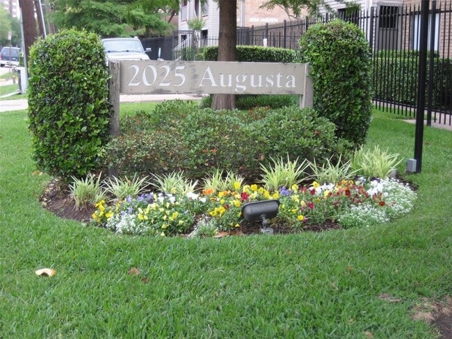 Building Photo - 2025 Augusta Dr