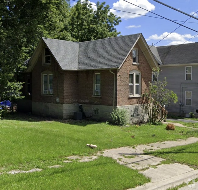 Building Photo - 718 S 5th St