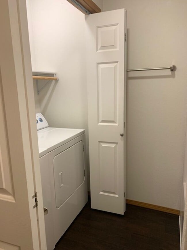 Building Photo - Lower 2 Bedroom /1 Bath Apartment! Appliances Included!