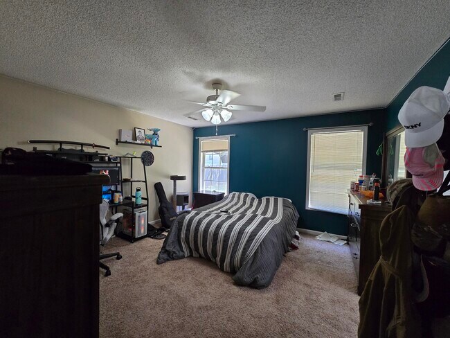 Building Photo - 3275 Oleander Dr