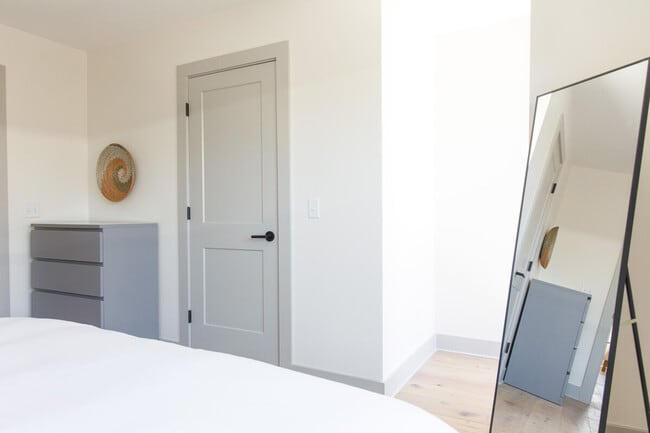 Building Photo - 315 NE Burwood Mews