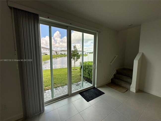 Building Photo - 402 SE Crossoak Ln