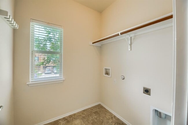 Building Photo - 10001 Pinnacle Crest Loop