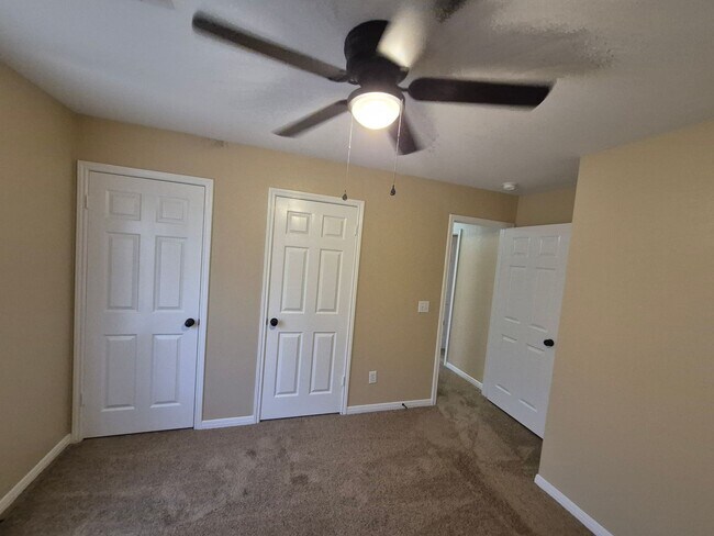 Building Photo - 5907 Deer Lake Dr