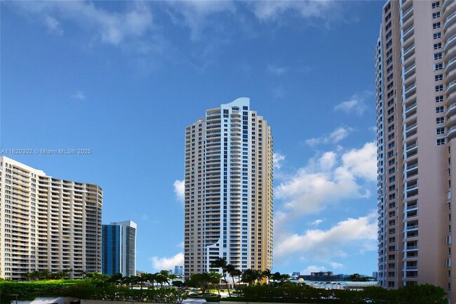 Building Photo - 540 Brickell Key Dr