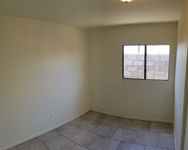 Building Photo - COZY AND AFFORDABLE UNIT ACROSS FROM CELEBRITY THEATER