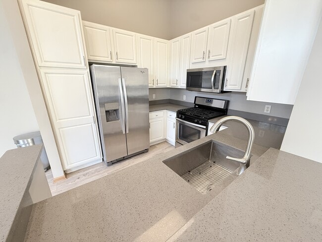 Building Photo - 10515 Pond Curve