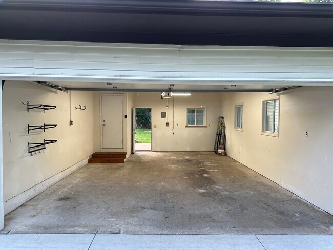 Building Photo - 3589 Knollview Ave