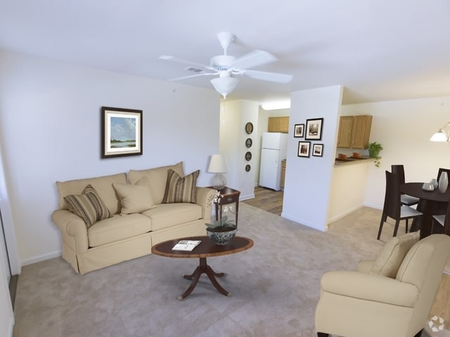 Living Room/Dining Area - Fairway Breeze