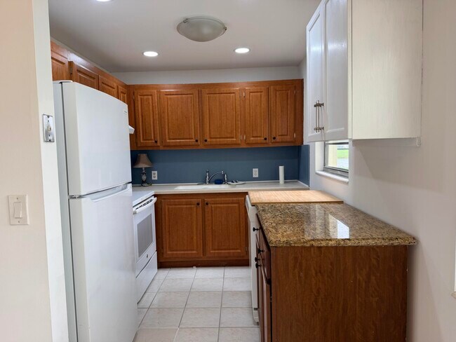 Building Photo - 52 Dorset Dr