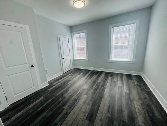 Building Photo - Remodeled 3bd/1 House with Rear yard!! SEC...
